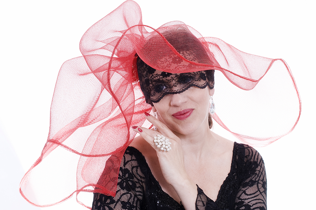 8 Lubię z za kapelusza